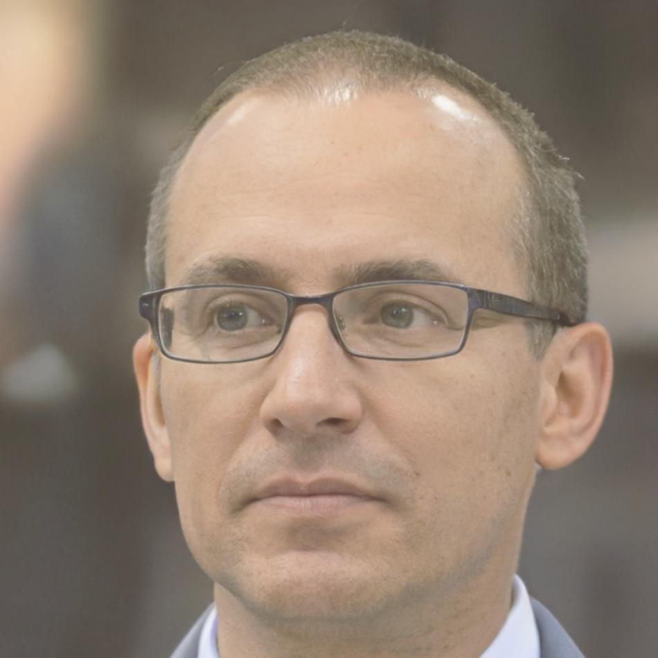 Портрет ведущего аналитика компании